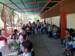 En una de las galerías de la escuela compartiendo un sencillo refrigerio...